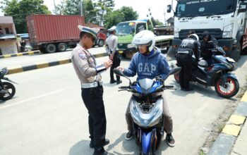 RAZIA : Suasana saat personel Satlantas Polres Sukabumi bersama dishub melaksanakan razia kendaraan atau ramcek di Parungkuda.(FOTO : UNTUKRADARSUKABUMI)