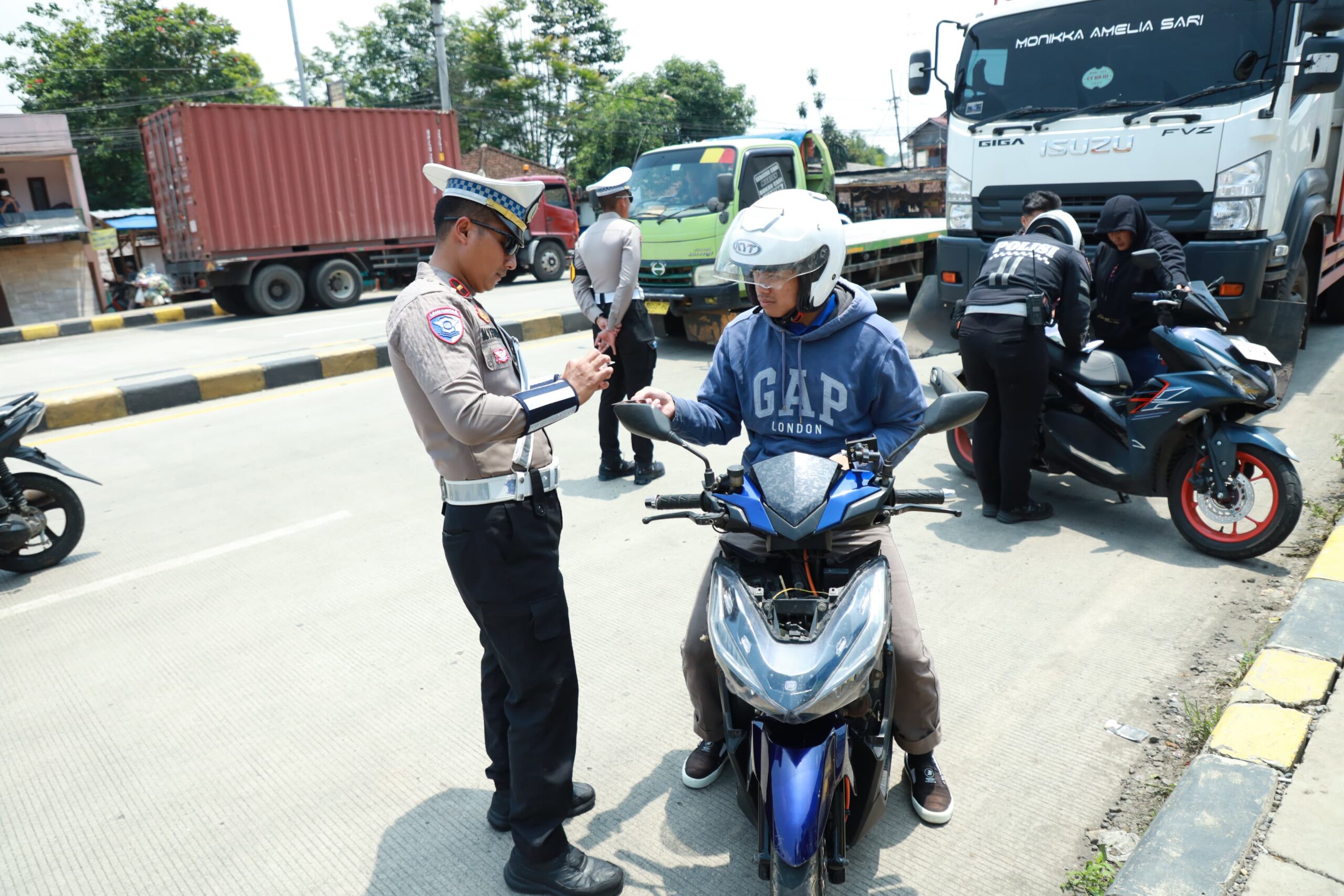 RAZIA : Suasana saat personel Satlantas Polres Sukabumi bersama dishub melaksanakan razia kendaraan atau ramcek di Parungkuda.(FOTO : UNTUKRADARSUKABUMI)