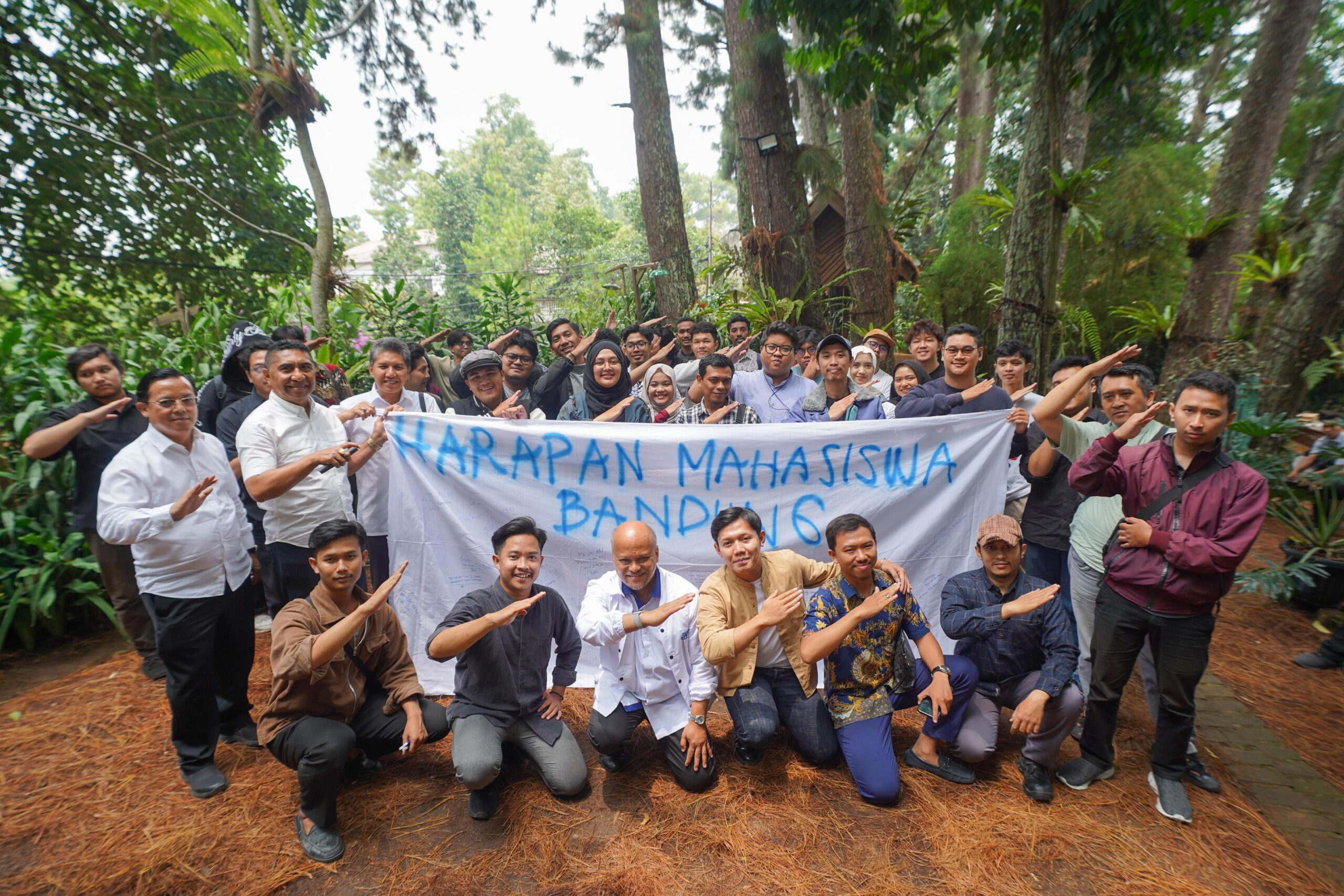 Ilham Habibie, putra sulung Presiden ke-3 RI, bertemu dengan perwakilan Badan Eksekutif Mahasiswa (BEM) dan aktivis muda di 372 Coffee, Bandung.