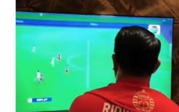 Mantan Gubernur Jawa Barat, Ridwan Kamil mendadak mengenakan jersey klub sepak bola Persija Jakarta. Ridwan Kamil yang berstatus Cagub Jakarta