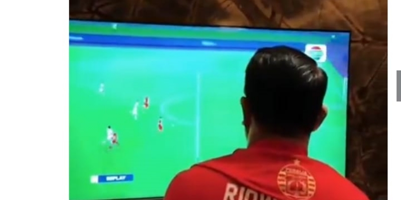 Mantan Gubernur Jawa Barat, Ridwan Kamil mendadak mengenakan jersey klub sepak bola Persija Jakarta. Ridwan Kamil yang berstatus Cagub Jakarta