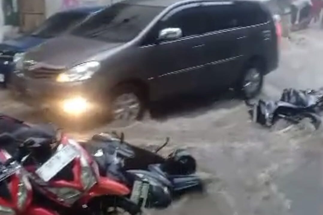 BANJIR LIMPASAN: Kondisi banjir limpasan disalah satu wilayah di Kota Sukabumi, Selasa (5/11). 