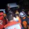 DIEVAKUASI : Petugas PMI Kabupaten Sukabumi, saat mengevakuasi seorang ibu hamil yang hendak melahirkan, karena terjebak longsor di Jalan Raya Sukabumi - Sagaranten, tepatnya di Kampung Cijangkar, Desa Cijangkar, Kecamatan Nyalindung, Kabupaten Sukabumi, pada Rabu (20/11) malam. (FOTO : DENDI/RADAR SUKABUM)