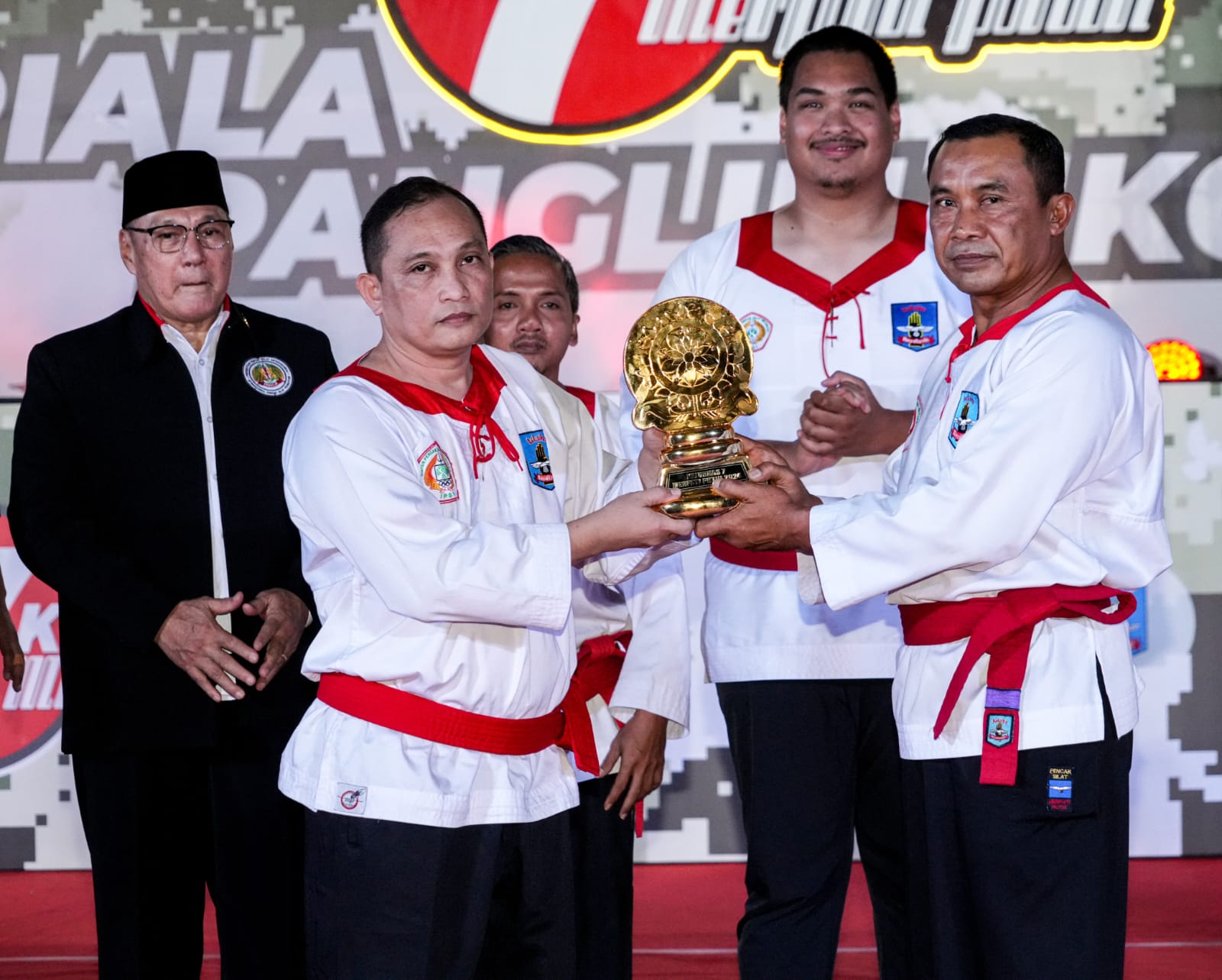 Kejuaraan Nasional (Kejurnas) Merpati Putih ke-7 Piala Pangkostrad Tahun 2024 resmi dibuka secara langsung oleh Menteri Pemuda dan Olahraga Republik Indonesia (Menpora RI) Dito Ariotedjo didampingi Panglima Kostrad (Pangkostrad) Letjen TNI Mohamad Hasan, selaku Ketua Umum Perguruan Pencak Silat (PPS) Betako Merpati Putih, Ahli Waris Merpati Putih Nehemia Budi Setyawan di Padepokan Pencak Silat Taman Mini Indonesia Indah (TMII), Jakarta Timur. Rabu (20/11/2024).