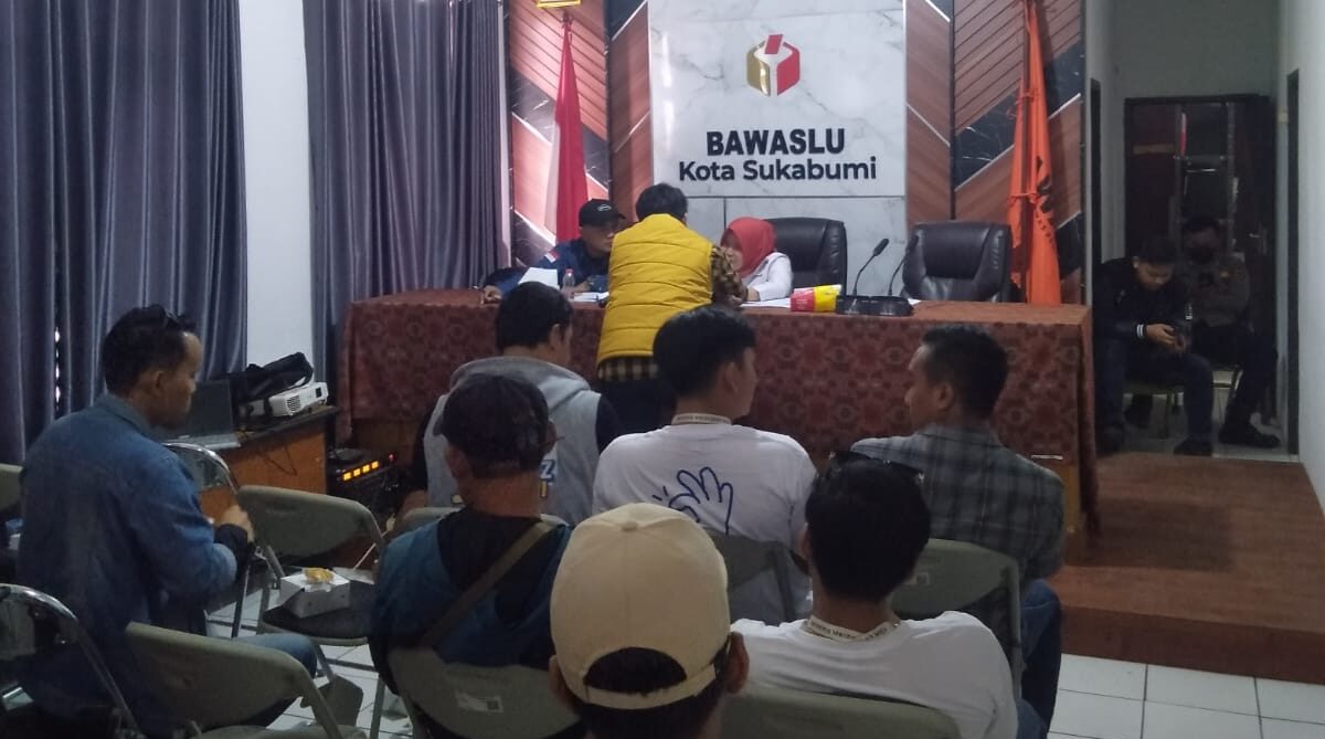 Tim pasangan calon Walikota dan Wakil Wali Kota Sukabumi nomor urut 3 Mohamad Muraz-Andri Hamami menyambangi kantor Bawaslu.(Foto : Radar Sukabumi)