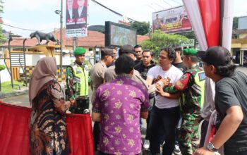 SIMULASI: Polres Sukabumi Kota menggelar simulasi pengamanan pemungutan dan penghitungan suara di halaman Mapolres Sukabumi Kota, belum lama ini. (FT: IST)