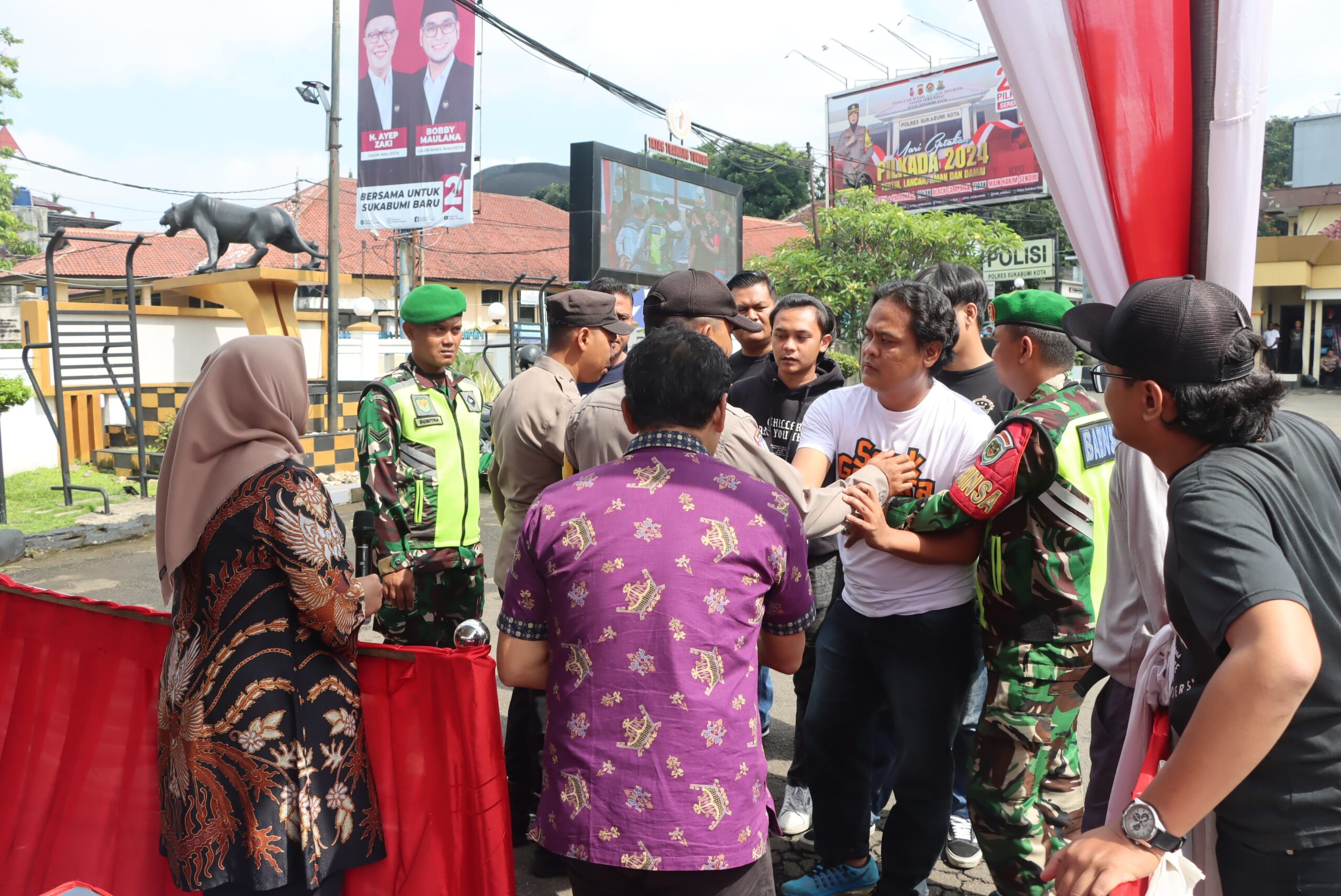 SIMULASI: Polres Sukabumi Kota menggelar simulasi pengamanan pemungutan dan penghitungan suara di halaman Mapolres Sukabumi Kota, belum lama ini. (FT: IST)