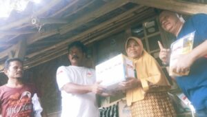 Aksi Sosial Relawan Iyos-Zainul Dapil 3 Bantu Warga Kurang Mampu