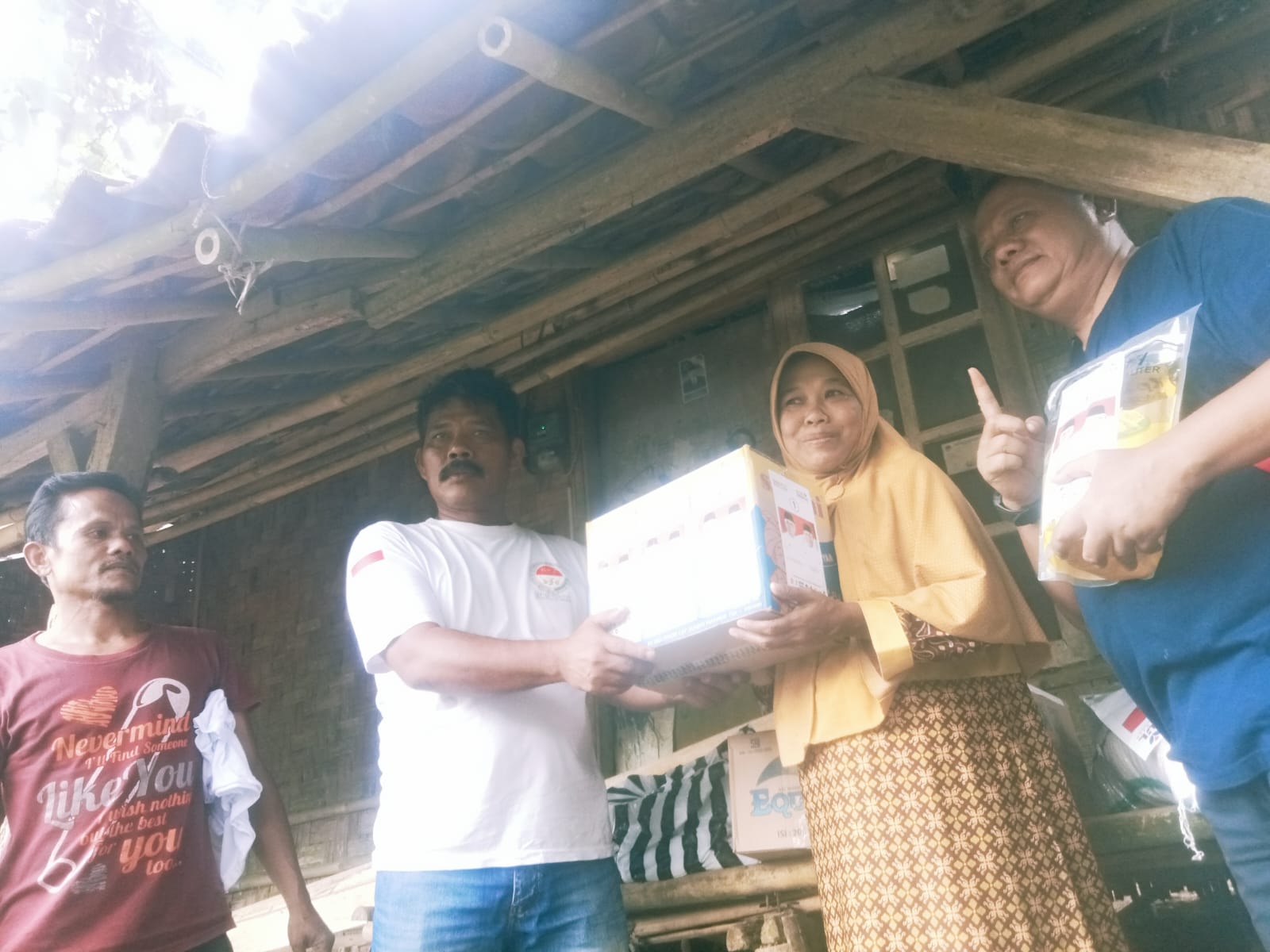 Perwakilan relawan se Dapil 3 Kabupaten Sukabumi bantu warga Cibadak. (FT: Radar Sukabumi)