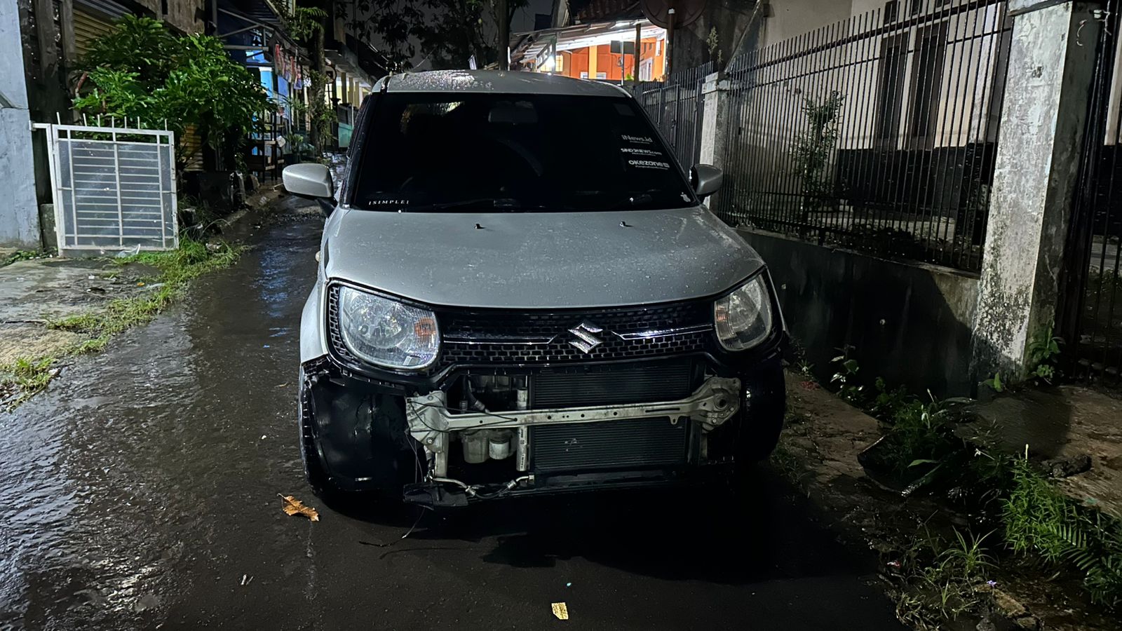 TERPEROSOK: Kondisi salah satu unit mobil milik warga Perum Puri Cibeureum Permai 1, Kelurahan/Kecamatan Cibeureum, kondisinya rusak, Jumat (22/11).(FT: IST)