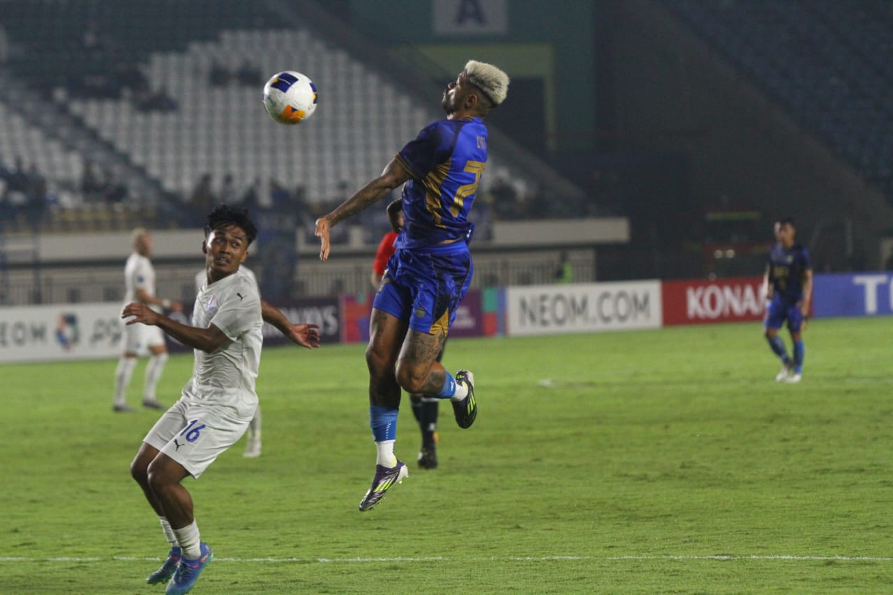 Penyerang Persib Bandung Ciro Alves melakukan serangan ke gawang Lion City Saiylor FC di AFC Champions League Two