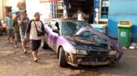 Tidak Konsentrasi Saat Berkendara, Suzuki Baleno di Palabuhanratu Tabrak Motor dan Trotoar