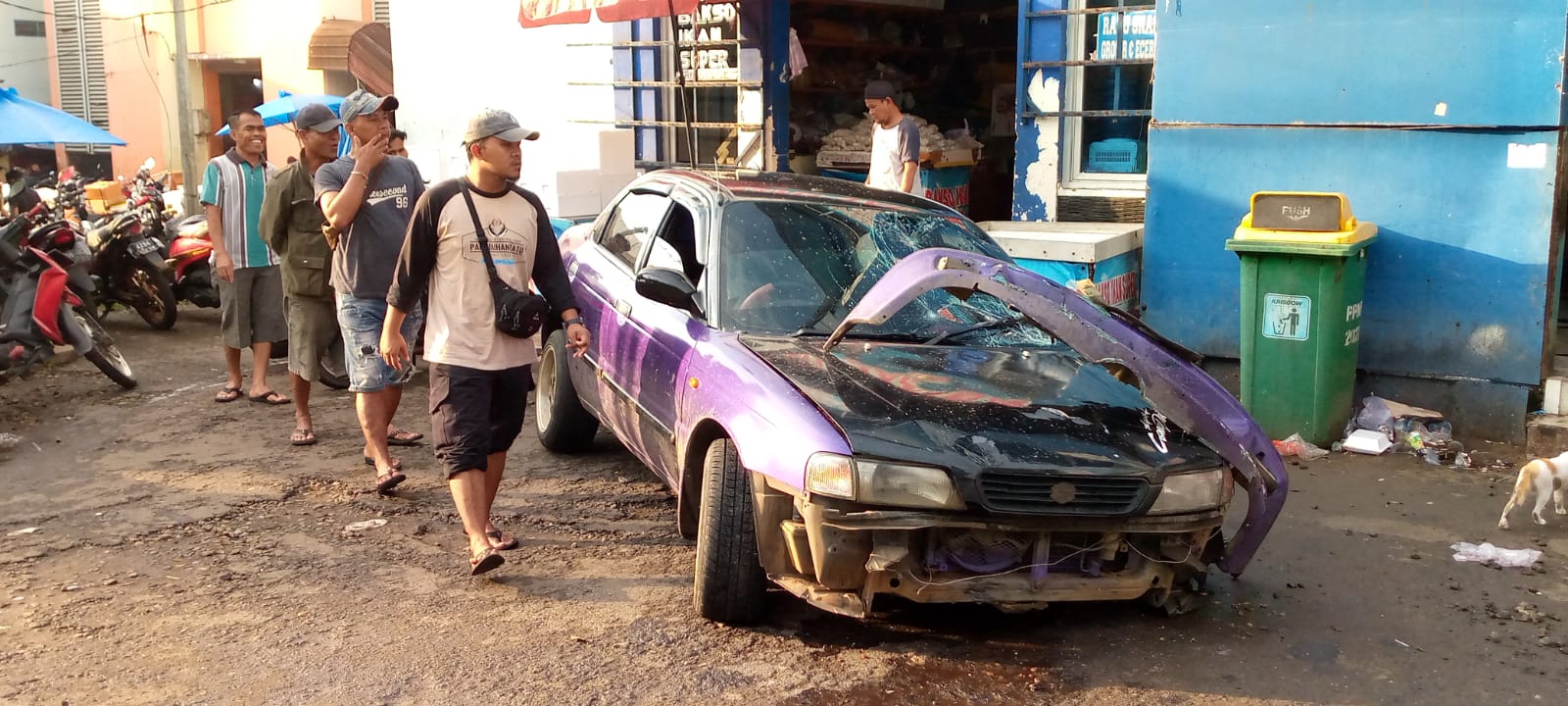 Kondisi Suzuki Baleno rusak setelah terlibat kecelakaan lalu lintas di Palabuhanratu.(FOTO : UNTUK/ RADARSUKABUMI)