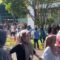 DIEVAKUASI : Sejumlah buruh saat lari berhamburan keluar dari gedung Blok A PT GSI I Cikembar, saat terjadi kesurupan massal pada Kamis (21/11).(FOTO : UNTUK RADAR SUKABUMI)