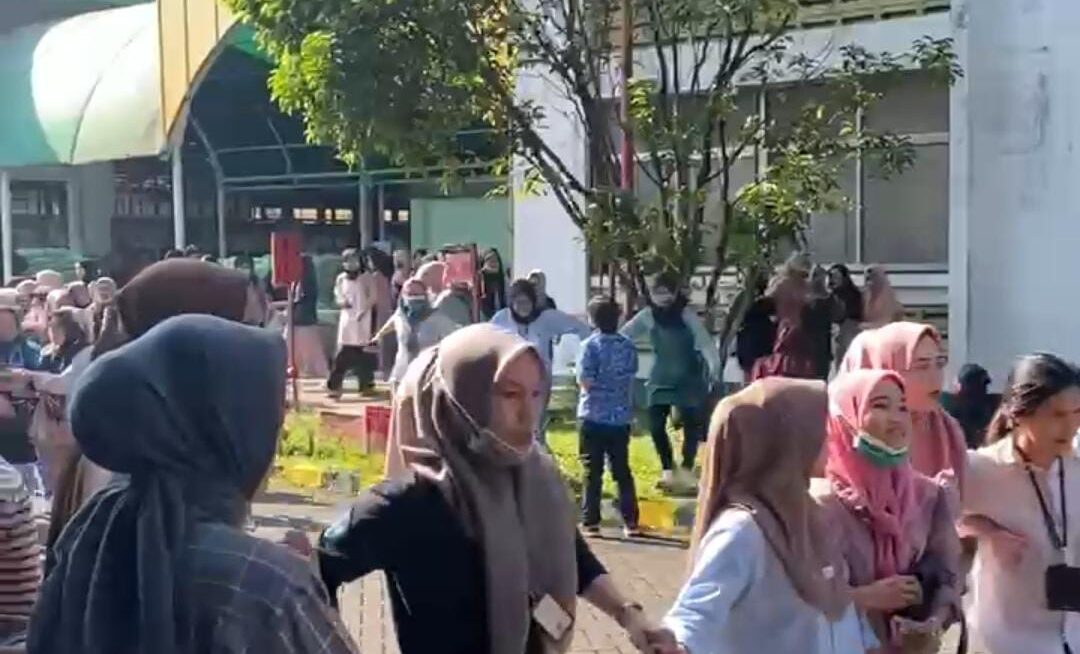 DIEVAKUASI : Sejumlah buruh saat lari berhamburan keluar dari gedung Blok A PT GSI I Cikembar, saat terjadi kesurupan massal pada Kamis (21/11).(FOTO : UNTUK RADAR SUKABUMI)