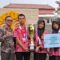BANGGA : Guru pembimbing lomba MAN 1 Kota Sukabumi Viqhi Aswie  beserta muridnya berfoto sambal menunjukkan piala kebanggaannya sebagai juara 1  Nasional dalam Lomba Chemistry Innovation Project di Universitas Indonesia. (FOTO : dok/radarsukabumi)