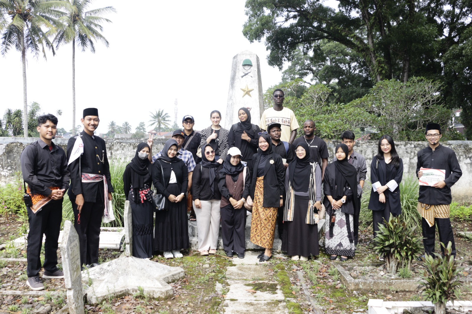 Komunitas Sukabumi Stories sukses menggelar acara walking tour bertajuk Surja Kentjana di Taman Makam Pahlawan Surja Kentjana, Kota Sukabumi.( FOTO : dok/radarsukabumi)