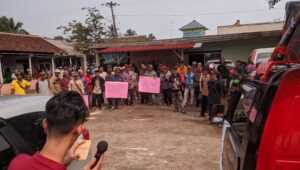 Petani Sirnaresmi Tolak Digusur Paksa 
