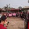 DIDEMO : Warga saat melakukan aksi demonstrasi di halaman kantor Desa Sindangresmi, Kecamatan Jampangtengah, Kabupaten Sukabumi pada Kamis (14/11).(FOTO : UNTUK RADAR SUKABUMI)