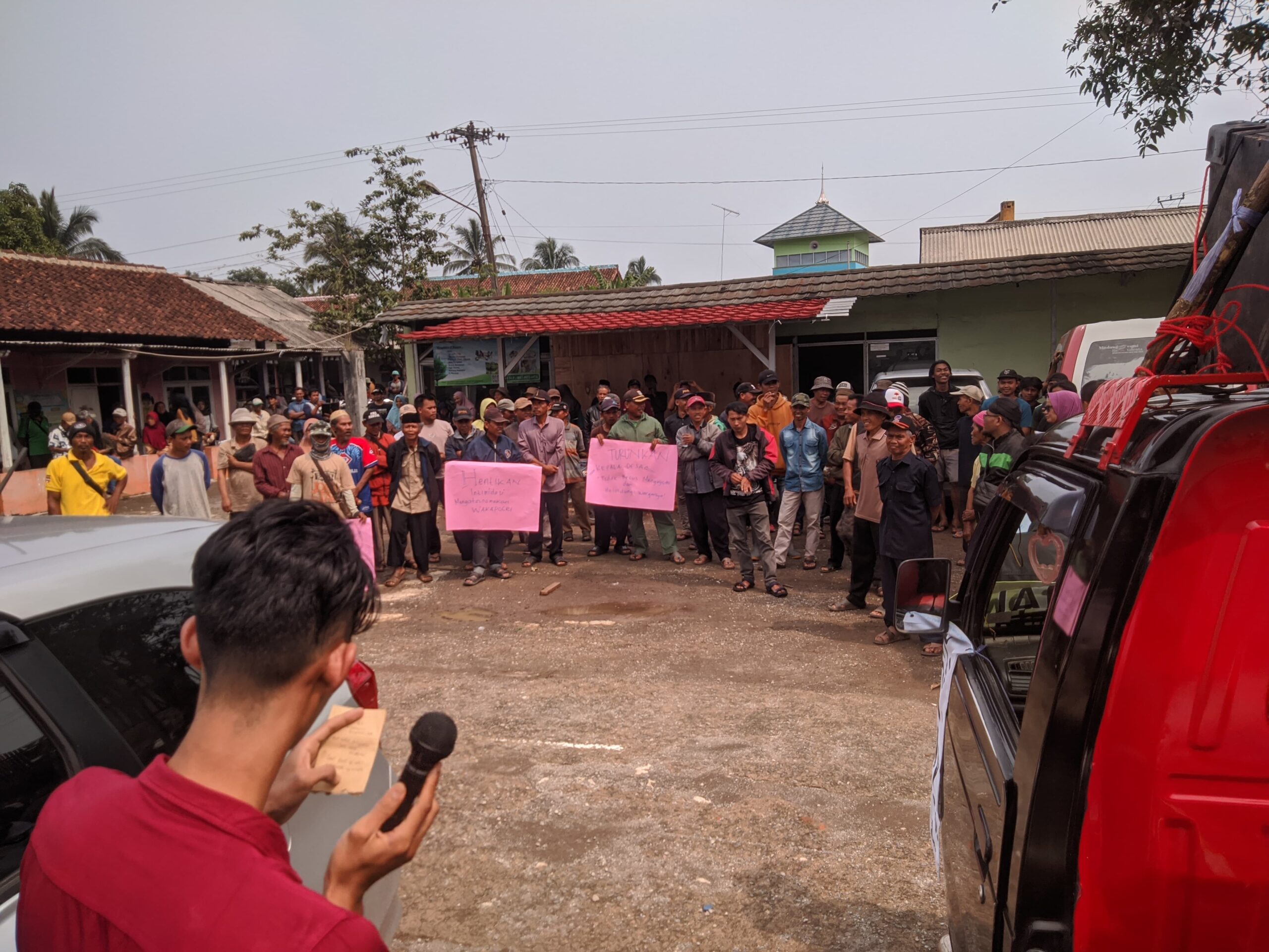 DIDEMO : Warga saat melakukan aksi demonstrasi di halaman kantor Desa Sindangresmi, Kecamatan Jampangtengah, Kabupaten Sukabumi pada Kamis (14/11).(FOTO : UNTUK RADAR SUKABUMI)