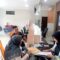 MELAYANI : Petugas Kantah Kabupaten Sukabumi, saat melayani warga pada program Pelataran.(FOTO : UNTUK RADAR SUKABUMI)