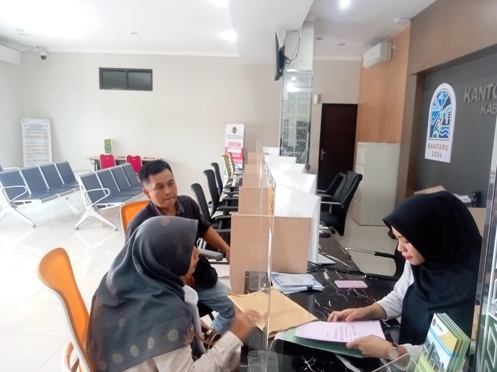 MELAYANI : Petugas Kantah Kabupaten Sukabumi, saat melayani warga pada program Pelataran.(FOTO : UNTUK RADAR SUKABUMI)