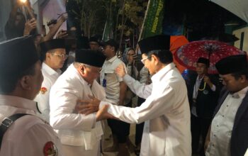 DISAMBUT : Menteri Agama RI, Nasaruddin Umar, mengunjungi Ponpes Yaspida Sukabumi pada Selasa (19/11) malam.(FOTO : DENDI/RADAR SUKABUMI)