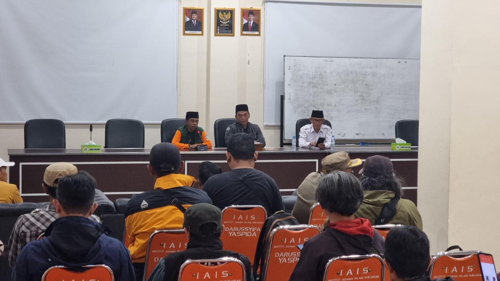 Kepala Sekolah SMK Terpadu 1 Yaspida H. Margono, SH. MM yang juga Ketua LPBI NU, PCNU Kab.Sukabumi Didampingi Sekretaris Yayasan Ponpes, Rahmat Adi Kusuma menyampaikan kronogis kejadian.