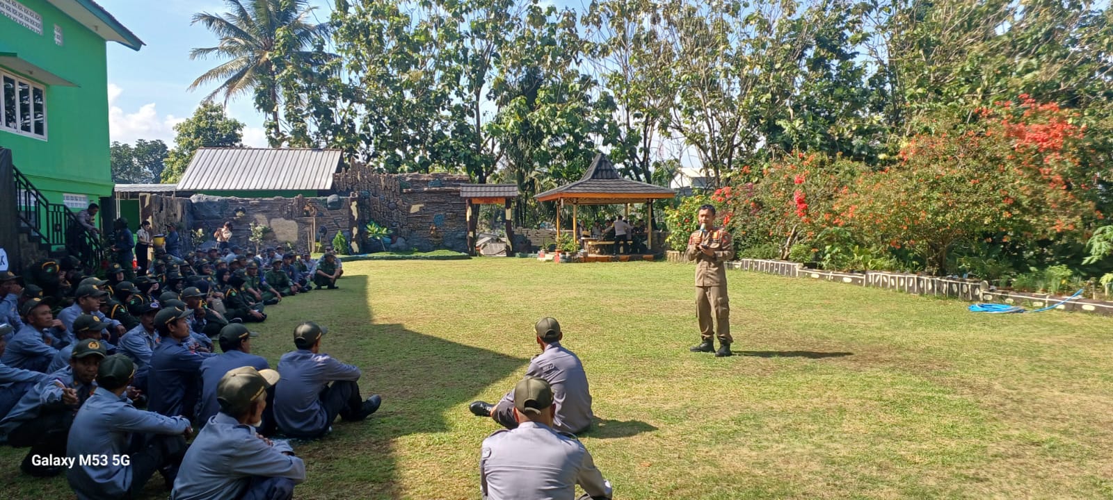 PENYULUHAN: Petugas Satpol PP Kota Sukabumi saat memberikan pengarahan kepada anggota Linmas, belum lama ini. (FT: IST)