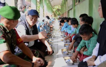 Menkop Budi Arie Setiadi saat berkunjung ke sekolah di kecamatan Warungkiara, Kabupaten Sukabumi.(FOTO : UNTUK/ RADARSUKABUMI)