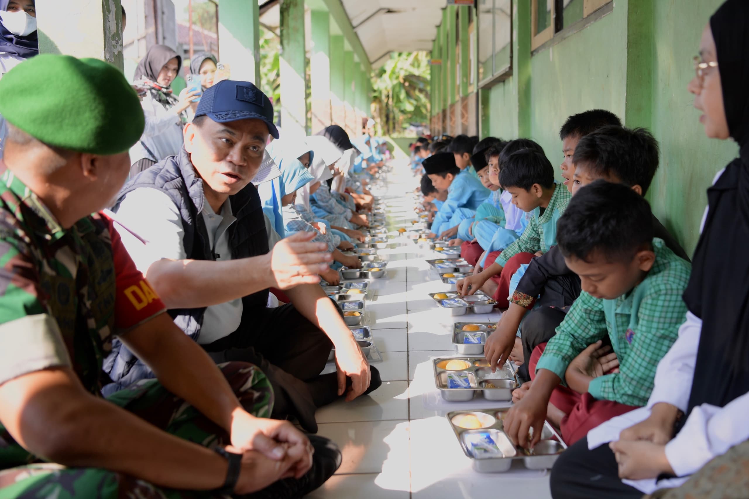 Menkop Budi Arie Setiadi saat berkunjung ke sekolah di kecamatan Warungkiara, Kabupaten Sukabumi.(FOTO : UNTUK/ RADARSUKABUMI)