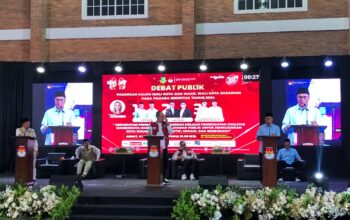 Debat publik perdana pasangan calon (Paslon) Walikota dan Wakil Wali Kota Sukabumi, di Grand Cikareo Regency, pada Jumat (8/11) malam berlangsung sengit.