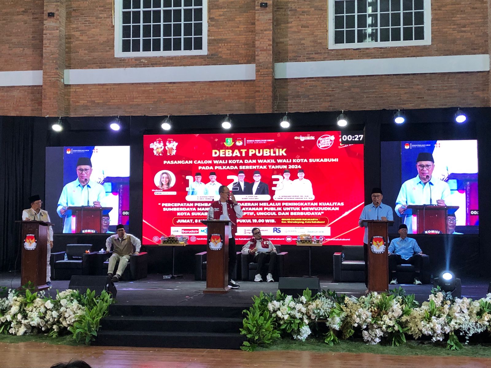 Debat publik perdana pasangan calon (Paslon) Walikota dan Wakil Wali Kota Sukabumi, di Grand Cikareo Regency, pada Jumat (8/11) malam berlangsung sengit.