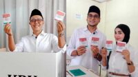Paslon Ayep Zaki Bobby Maulana Kenakan Pakaian Ala Ir Soekarno ke TPS