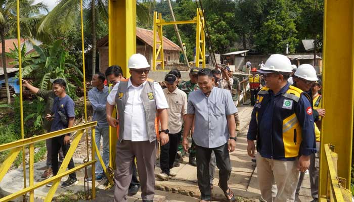 Bupati Sukabumi Tinjau Pembangunan Jembatan Cilalay
