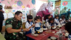 Danrem Surya Kencana Kunjungi Sukabumi, Bagikan 1000 Paket Makan Bergizi Gratis untuk Anak Sekolah