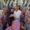 BERFOTO BERSAMA : Putra sulung Presiden ke-3 RI, Ilham Habibie, saat berfoto bersama dengan peserta Majlis Ta'lim Majalaya di Karawang.(Dok)