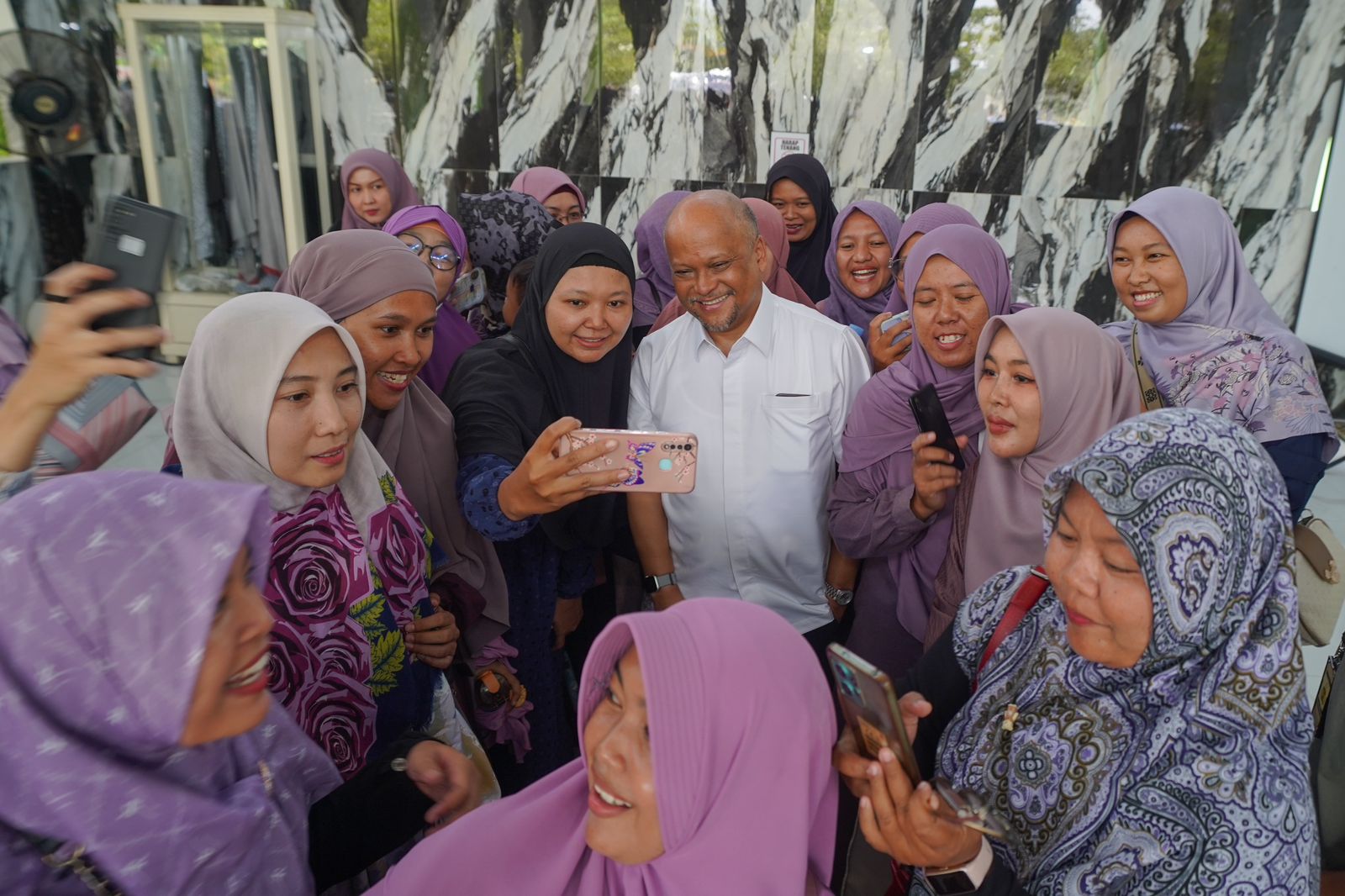 BERFOTO BERSAMA : Putra sulung Presiden ke-3 RI, Ilham Habibie, saat berfoto bersama dengan peserta Majlis Ta'lim Majalaya di Karawang.(Dok)