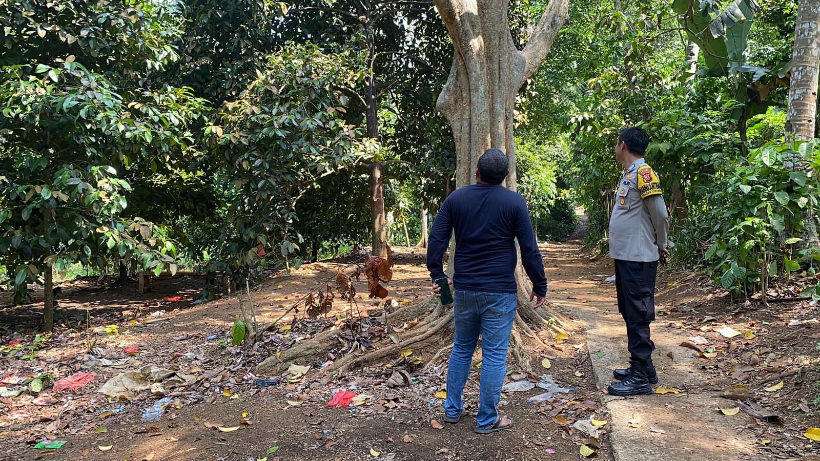 SEPI : Camat Cikembar, Anna Rudiana Nugraha Saat meninjau lokasi Tiktoker Cikembar Kabupaten Sukabumi. (Foto: Dendi Radar Sukabumi)