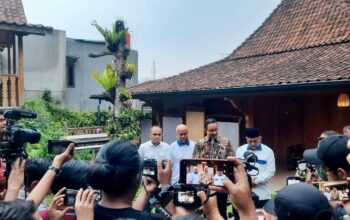 Anies Baswedan menyambut kedatangan Ahmad Syaikhu dan Ilham Habibie pasangan calon gubernur dan wakil gubernur Jawa Barat nomor urut 3, di kawasan Lebak Bulus, Jakarta Selatan. 