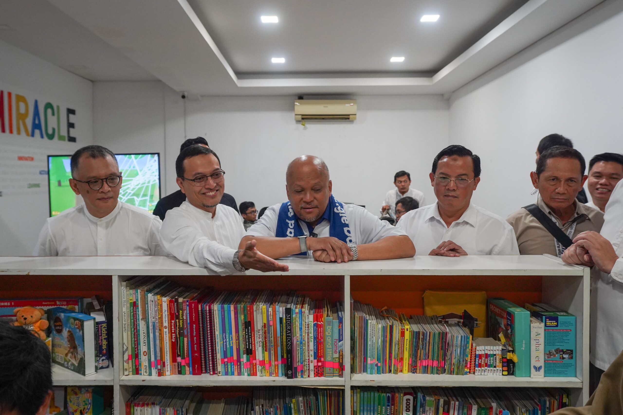 Ilham Habibie, putra sulung presiden ke-3 RI, bertemu dengan Syaamil Group di Babakan Sari, Bandung (15/11/2024).