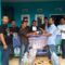 PEDULI BENCANA: Divisi Sosial dan Politik MD KAHMI Sukabumi, Jaka Susila secara simbolis menyerahkan bantuan sembako kepada warga terdampak bencana puting beliung di Cibeureum Kota Sukabumi. (Ist)