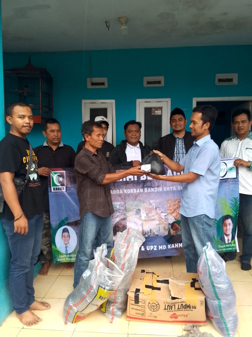 PEDULI BENCANA: Divisi Sosial dan Politik MD KAHMI Sukabumi, Jaka Susila secara simbolis menyerahkan bantuan sembako kepada warga terdampak bencana puting beliung di Cibeureum Kota Sukabumi. (Ist)
