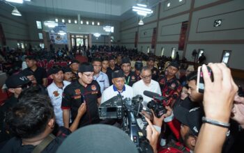 Pasangan calon gubernur dan wakil gubernur Jawa Barat nomor urut 3, Ahmad Syaikhu dan Ilham Akbar Habibie, mendapatkan dukungan dari organisasi masyarakat Laskar Benteng Indonesia (LBI) dalam deklarasi yang berlangsung di Jalan Ciwastra, Kota Bandung, Kamis (21/11/2024).