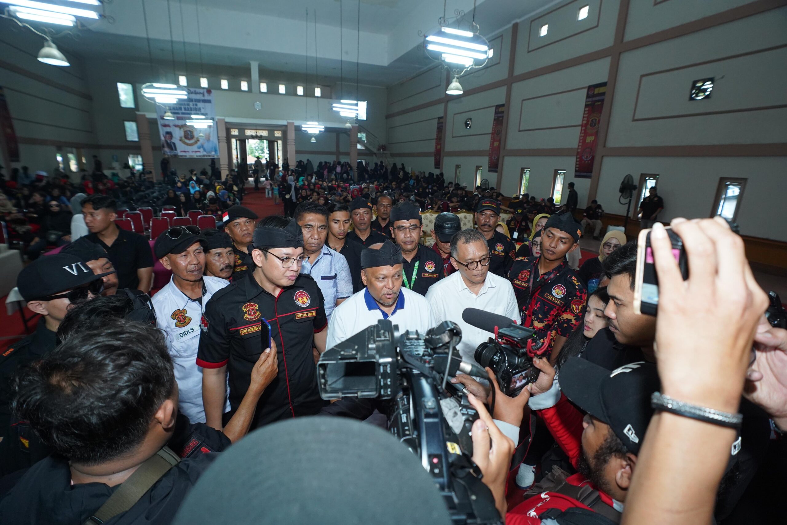 Pasangan calon gubernur dan wakil gubernur Jawa Barat nomor urut 3, Ahmad Syaikhu dan Ilham Akbar Habibie, mendapatkan dukungan dari organisasi masyarakat Laskar Benteng Indonesia (LBI) dalam deklarasi yang berlangsung di Jalan Ciwastra, Kota Bandung, Kamis (21/11/2024).
