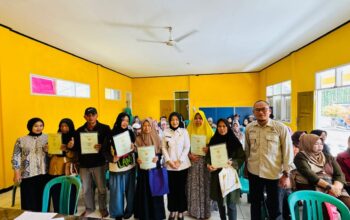 KOMPAK : Petugas Kantah Kabupaten Sukabumi, saat foto bersama warga dan pemerintah desa usai membagikan sertifikat tanah di salah satu kantor desa yang ada di wilayah Kecamatan Sagaranten, Kabupaten Sukabumi.(FOTO : UNTUK RADAR SUKABUMI)