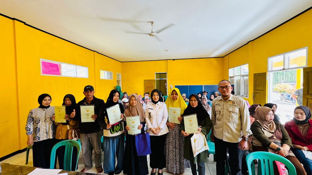 KOMPAK : Petugas Kantah Kabupaten Sukabumi, saat foto bersama warga dan pemerintah desa usai membagikan sertifikat tanah di salah satu kantor desa yang ada di wilayah Kecamatan Sagaranten, Kabupaten Sukabumi.(FOTO : UNTUK RADAR SUKABUMI)