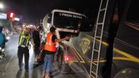 Hilang Kendali, Mobil Honda CRV di Cibadak Sikat Truk Molen dan Motor