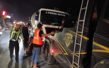 OLAH TKP : Petugas Kepolisian dari Polres Sukabumi, saat olah TKP laka lantas beruntun di Jalan Raya Siliwangi, tepatnya di Kampung Cibadak, Kelurahan Cibadak, Kecamatan Cibadak, Kabupaten Sukabumi pada Sabtu (23/11) malam.(FOTO : UNTUK RADAR SUKABUMI)