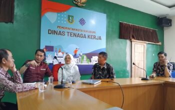 SIAP JOB FAIR: Kadisnaker Kota Sukabumi Abdul Rahman (dua kiri) bersama sekretaris berdiskusi dengan Ketua BPH CBI Rafdi dan Wakil Direktur AKPAR CBI sekaligus Ketua Program Kerjasama Luar Negeri Yulianti saat rapat bersama Owner PT. Tenriawaru Elit Internasional, Andy secara online di kantor Disnaker Kota Sukabumi, Kamis (28/11). (Widi/Radar Sukabumi)